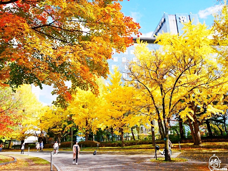 『日本   北海道』  札幌市區中的紅葉名所 中島公園 |  秋意濃 ，滿園的紅、黃、橘色的楓樹、銀杏等各種變葉木，妝點出如織錦般的美麗景色，讓人驚艷。｜2018 1021-1102東京、東北＆北海道萬聖節賞楓之旅 @嘿!部落!
