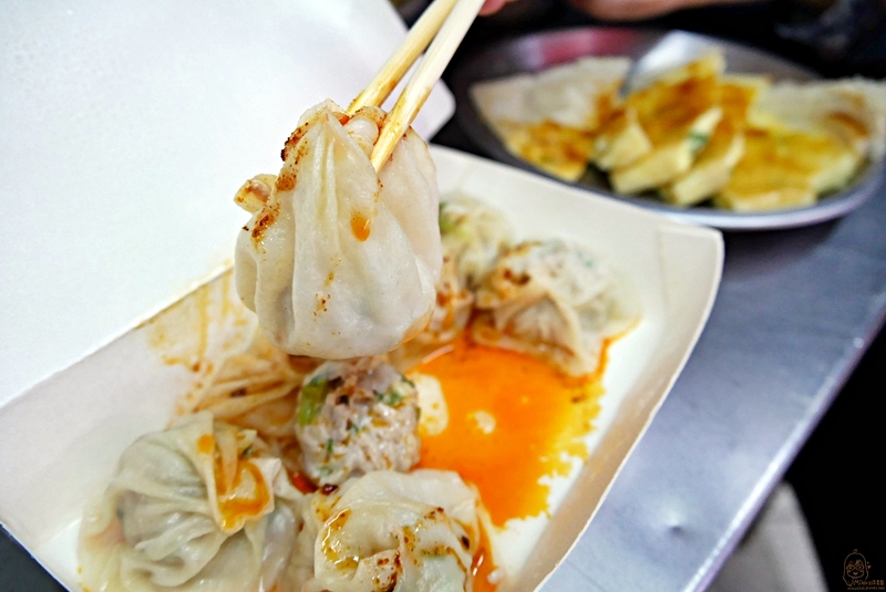 『台中。大甲』 土銀周邊美食 阿嘉小籠包｜手工現做美食 一籠50元 薄如紗 餡扎實 汁多香  在地人最愛的排隊早餐。 @嘿!部落!