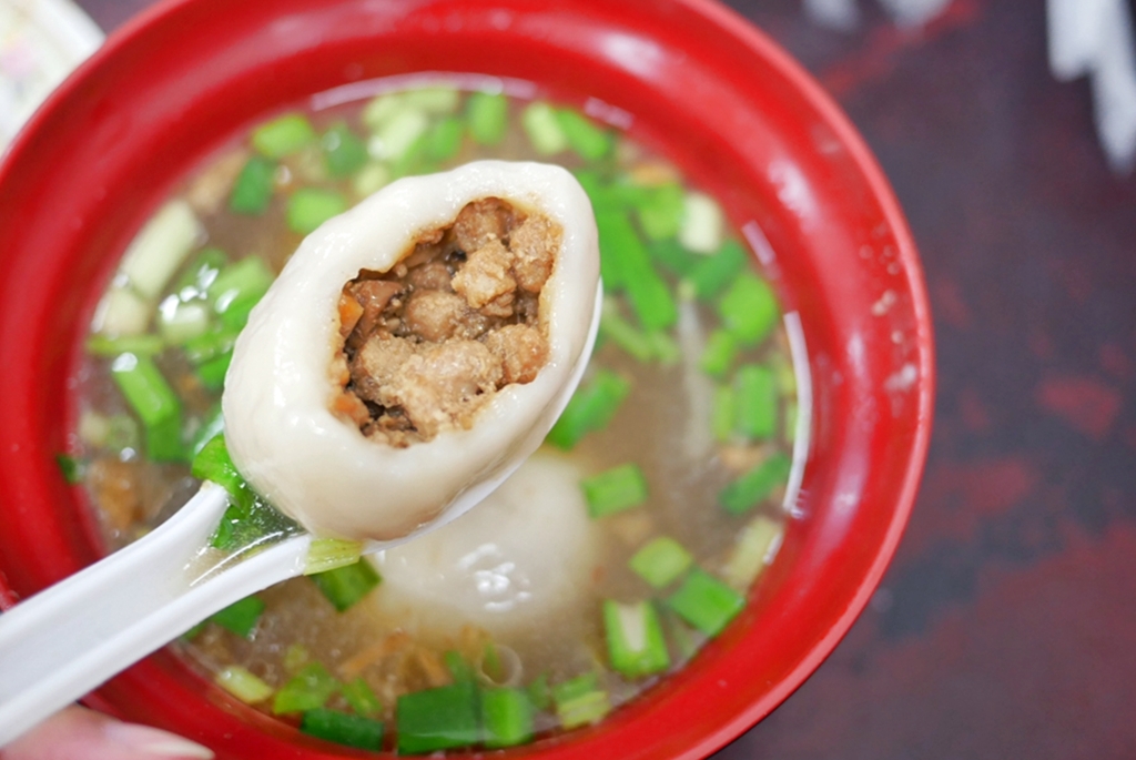 『桃園。大溪』 大溪老街 阿秋大湯圓｜樸實在地客家古早味  巨大顆 餡料多又渾圓飽滿的大湯圓。 @嘿!部落!