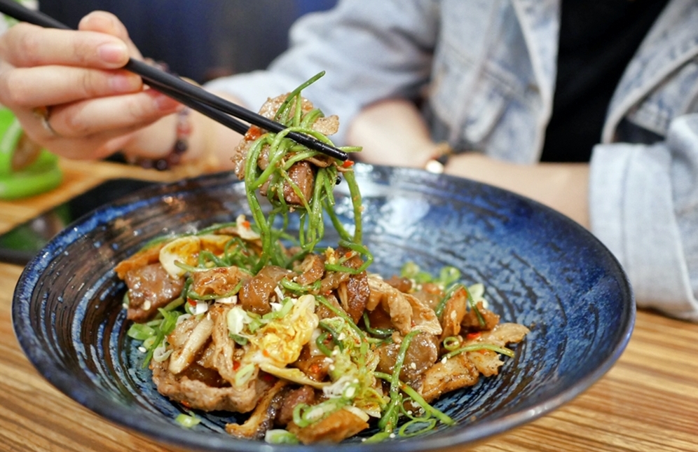 『台中。西區』 麻鬥 干鍋料理｜西區 勤美周邊美食 Google百則評價 4.9顆星  平價宵夜推薦 麻辣干鍋料理  香麻不死辣 麻鬥牛排必點！ @嘿!部落!