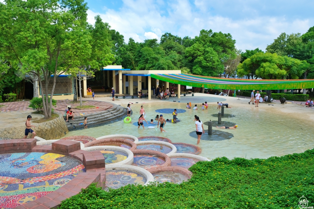 『桃園。龍潭』 龍潭運動公園｜桃園都會公園最推薦  免費親子戲水池 、綠林公園還有戰鬥機、戰車展示區。 @嘿!部落!