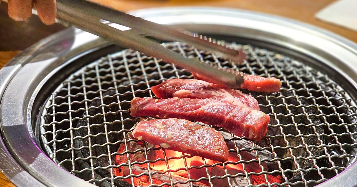 劍南路美食》Meat Love橡木炭火韓國烤肉～小菜吃到飽，桌邊服務專人代烤｜美麗華美食 @嘿!部落!
