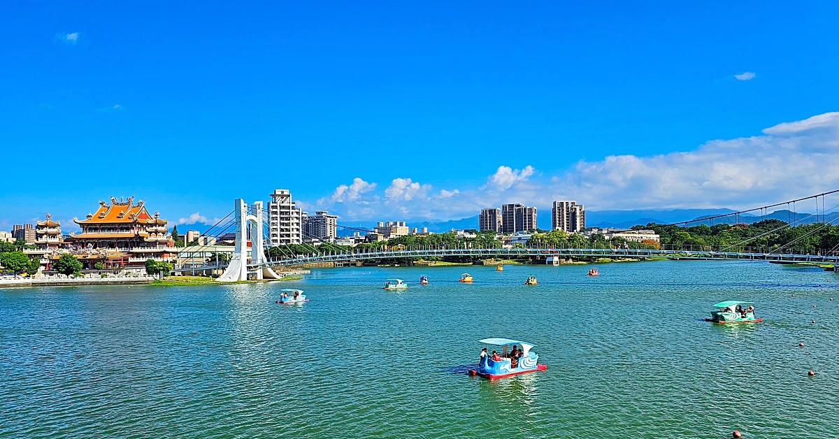 龍潭景點》龍潭大池～走吊橋、踩天鵝船，還有兒童遊戲場、兒童戲水區可以遛小孩