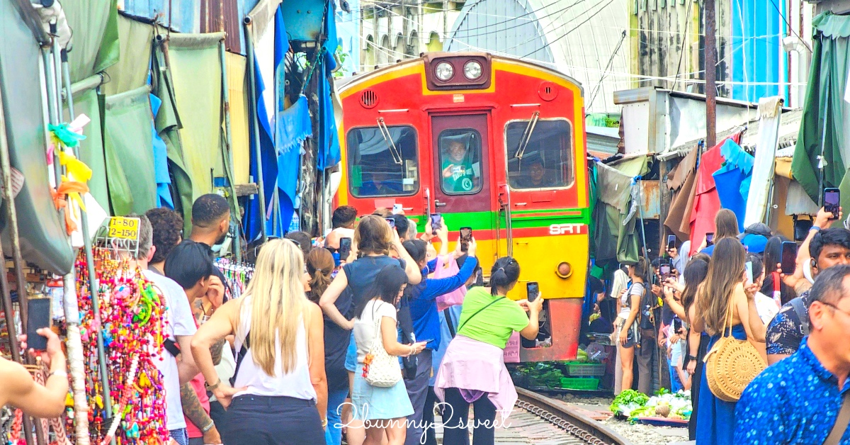 曼谷近郊景點「美功鐵道市集」傳說中的爆笑鐵支路在這裡，火車經過秒收攤的驚險市場 @嘿!部落!