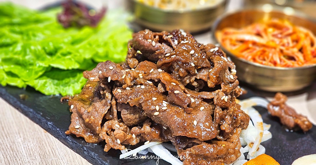 信義區美食「梨谷韓式鐵板炭火烤肉」信義ATT必吃韓式料理餐廳，小菜無限吃到飽 @嘿!部落!