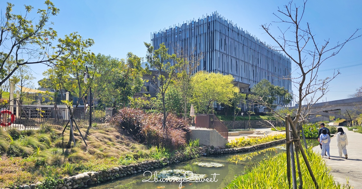 鶯歌景點「新北市美術館」蘆葦叢裡的創意綠建築，外圍園區沙坑、戲水池免費玩 @嘿!部落!