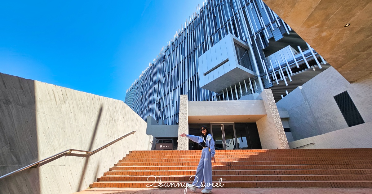 鶯歌景點「新北市美術館」蘆葦叢裡的創意綠建築，外圍園區沙坑、戲水池免費玩 @嘿!部落!