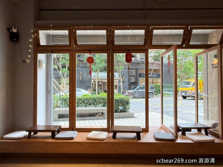 【林口】「Grato coffee，日系質感風格咖啡館，窗邊臥榻座位超吸睛 （手作甜點/麵包輕食/調味咖啡/平日不限時/好停車）」 @嘿!部落!