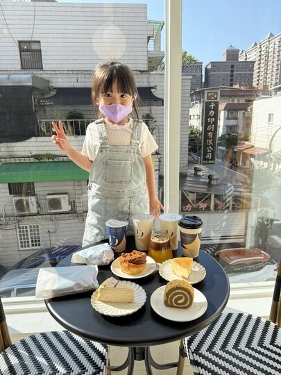 【桃園】「Mini.D Coffee同德館．隱身巷弄轉角，結合藝文空間的清新質感風咖啡館（早午餐/輕食/披薩/甜點/奈良美智作品/不限時/近藝文特區）」 @嘿!部落!
