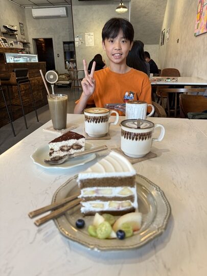 【頭份】「果宅咖啡Toufen_Guohome Coffee．自宅改建，有漫畫可以看的老宅咖啡館（手作甜點/早午餐/整模客訂蛋糕/近尚順）」 @嘿!部落!