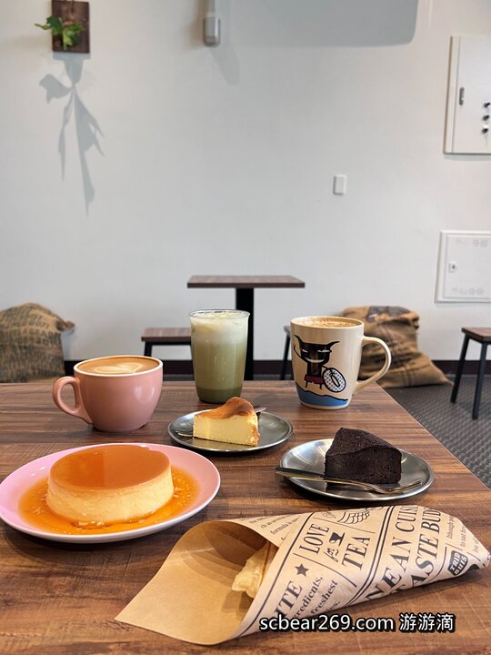 【竹南】「DAZE COFFEE．工業質感風自烘咖啡館，小而美且價格不貴的手作甜點，還有巨無霸的）」 @嘿!部落!
