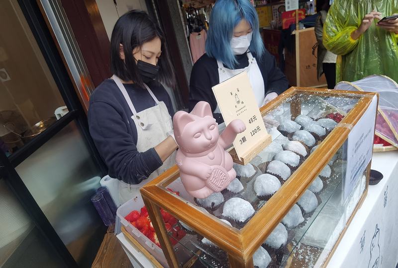 迪化街巨無霸草莓大福|台北草莓大福推薦/就算下雨天也要排隊的草莓大福(菜單價位)